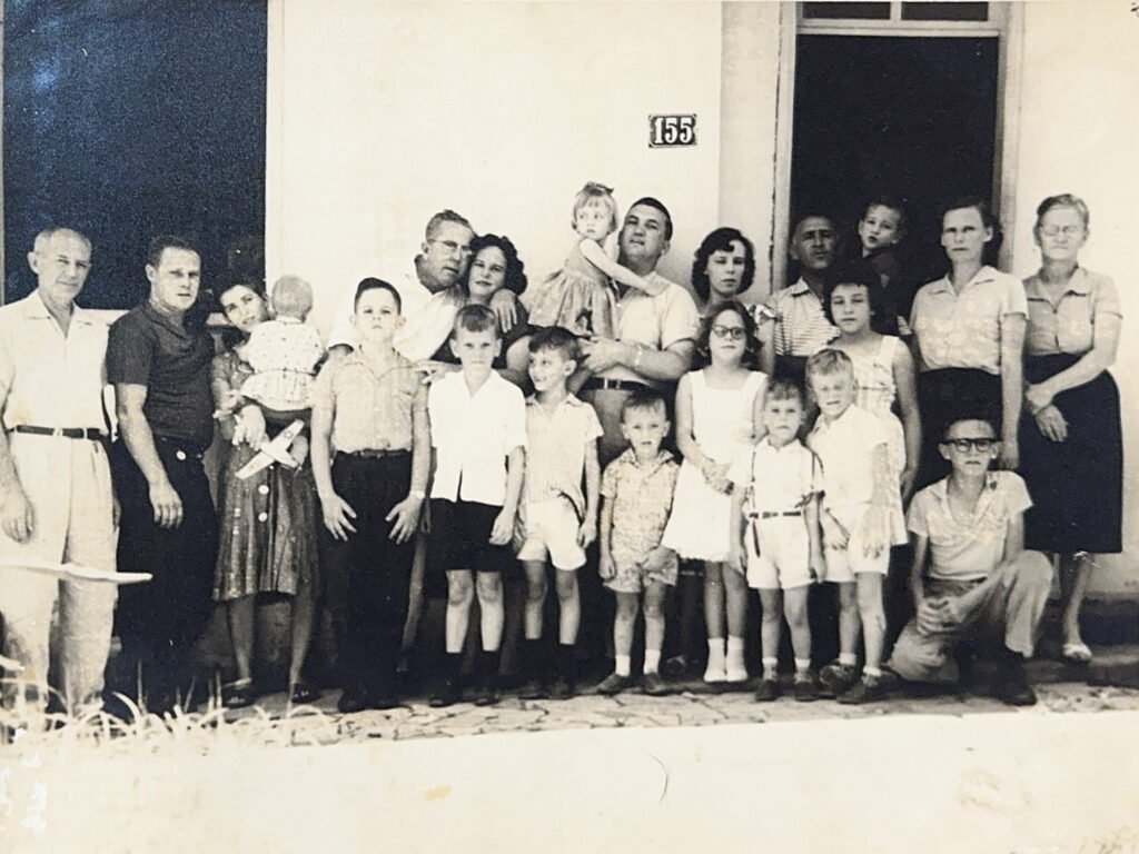 Registro da Família Boscato Ferri na Rua Resende Costa (década de 1960) - acervo pessoal